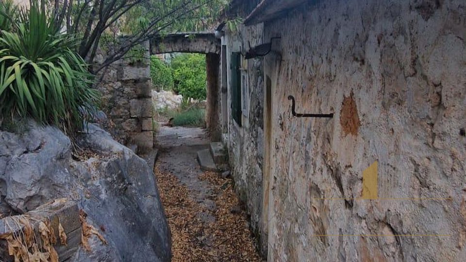 Einzigartige Investitionsmöglichkeit: Steinhaus mit zusätzlichem Grundstück – Jelsa, Insel Hvar!