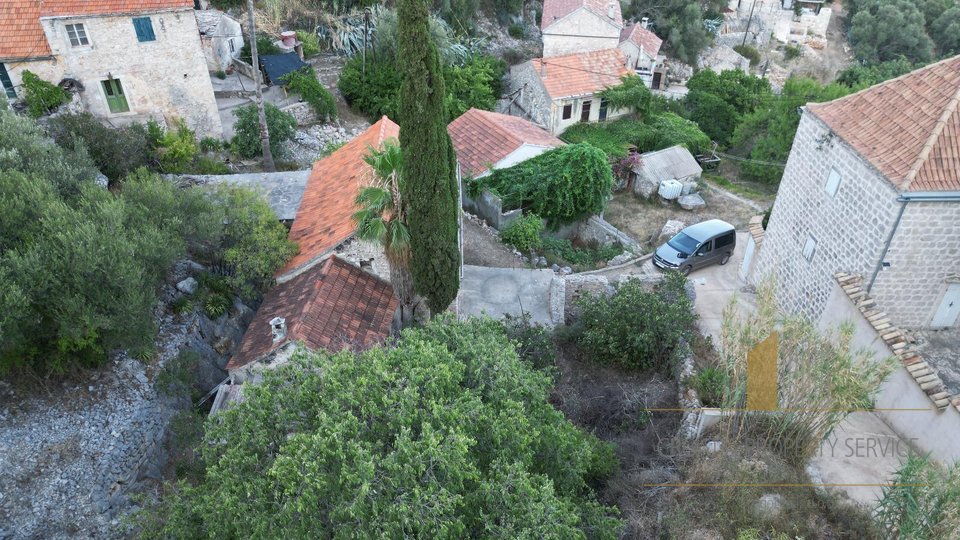 Einzigartige Investitionsmöglichkeit: Steinhaus mit zusätzlichem Grundstück – Jelsa, Insel Hvar!