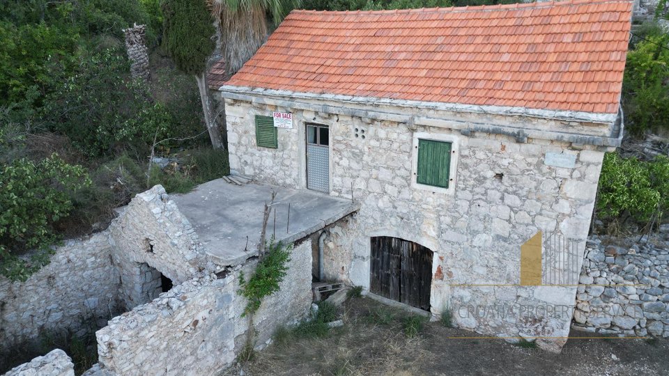 Einzigartige Investitionsmöglichkeit: Steinhaus mit zusätzlichem Grundstück – Jelsa, Insel Hvar!