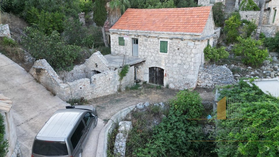 Einzigartige Investitionsmöglichkeit: Steinhaus mit zusätzlichem Grundstück – Jelsa, Insel Hvar!