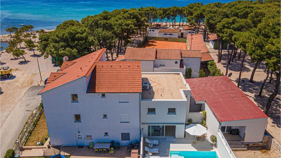 Ein einzigartiger Komplex am Meer: Apartmentvillen mit Tennisplatz - Zablaće!