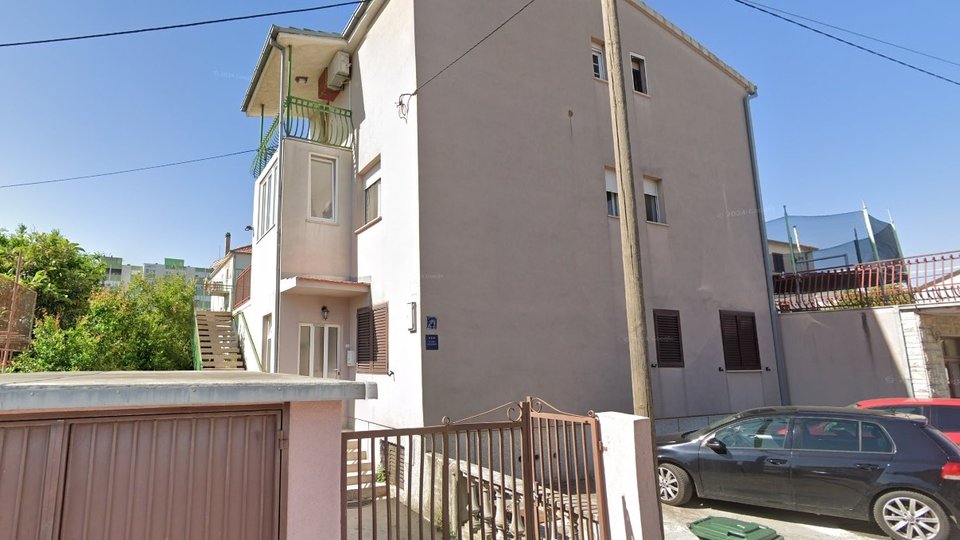 Spacious four-room apartment with terrace and garage in a quiet part of Split!