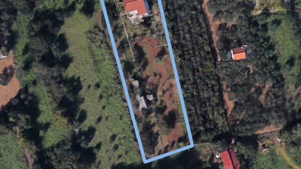 GREAT BUSINESS OPPORTUNITY! A house on a plot of 1760 m² near the beach and Split - Kaštela Airport!