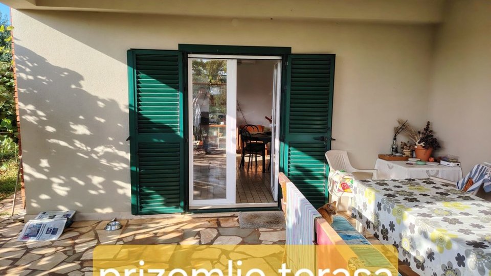 GREAT BUSINESS OPPORTUNITY! A house on a plot of 1760 m² near the beach and Split - Kaštela Airport!