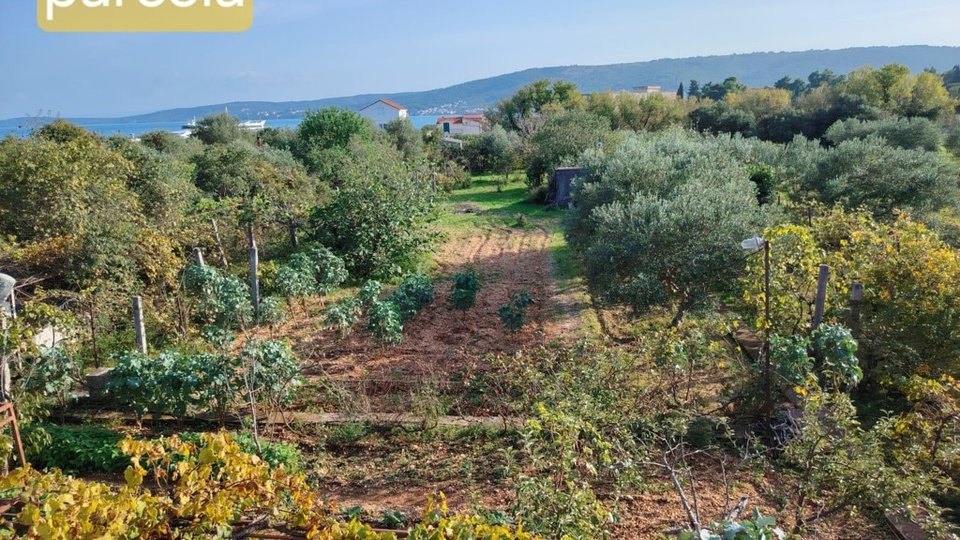 GREAT BUSINESS OPPORTUNITY! A house on a plot of 1760 m² near the beach and Split - Kaštela Airport!