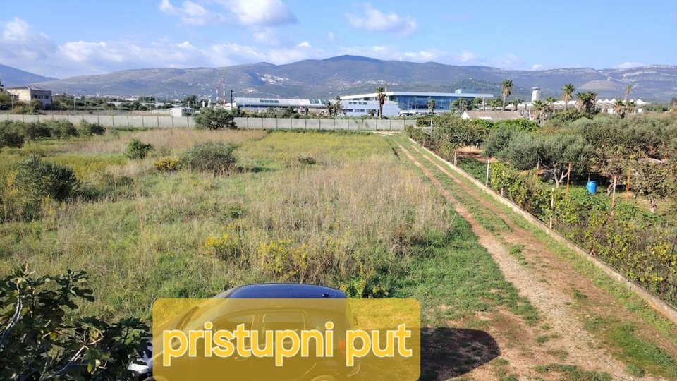 GREAT BUSINESS OPPORTUNITY! A house on a plot of 1760 m² near the beach and Split - Kaštela Airport!