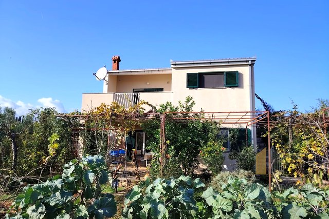 GREAT BUSINESS OPPORTUNITY! A house on a plot of 1760 m² near the beach and Split - Kaštela Airport!