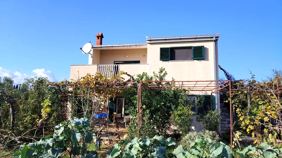 GREAT BUSINESS OPPORTUNITY! A house on a plot of 1760 m² near the beach and Split - Kaštela Airport!