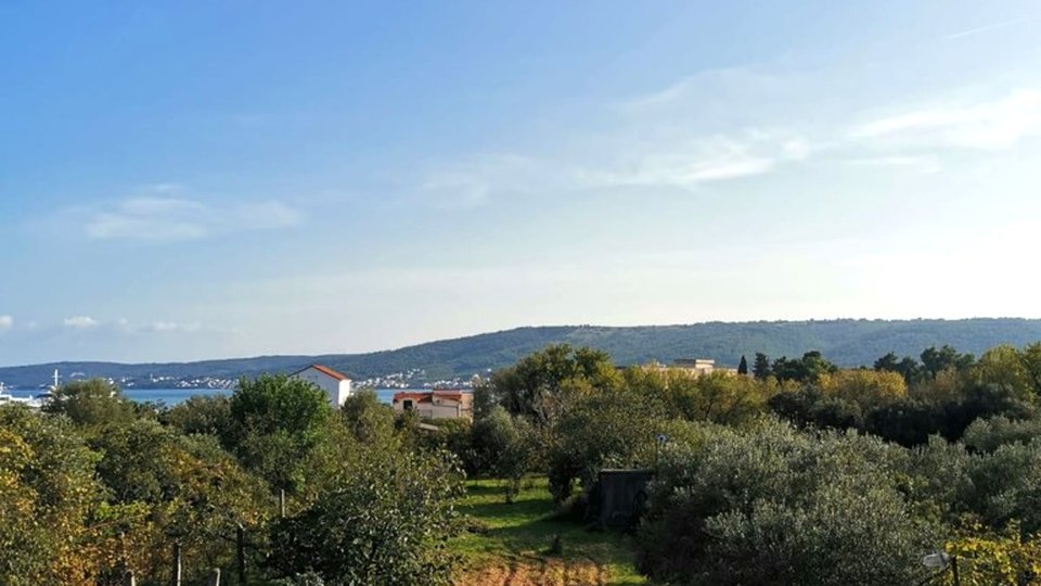 GREAT BUSINESS OPPORTUNITY! A house on a plot of 1760 m² near the beach and Split - Kaštela Airport!