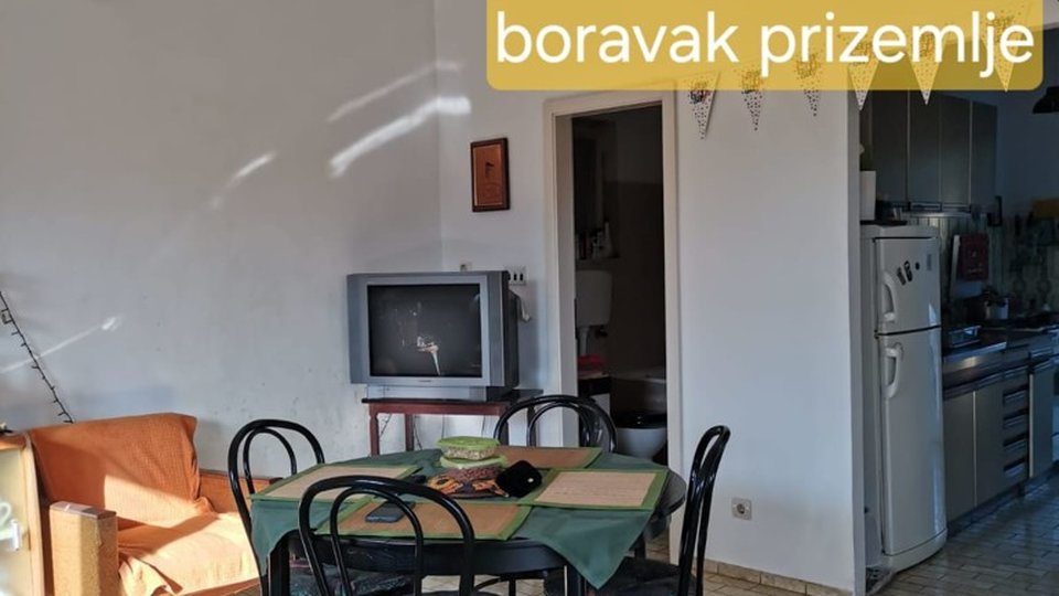 GREAT BUSINESS OPPORTUNITY! A house on a plot of 1760 m² near the beach and Split - Kaštela Airport!