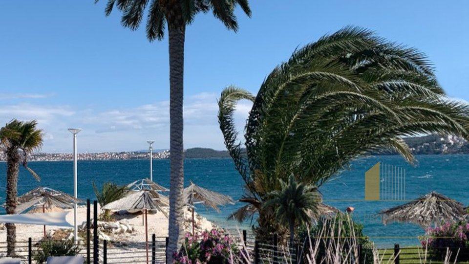 Luxury apartment with garden, first line by the beach in the vicinity of Trogir!