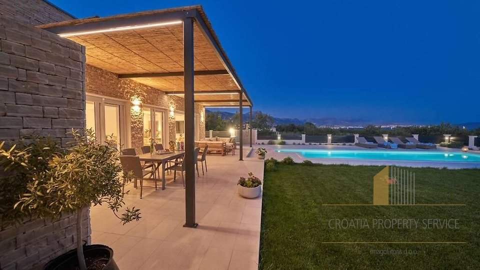 Luxurious one-story house with a beautiful view of the sea in Kaštela!