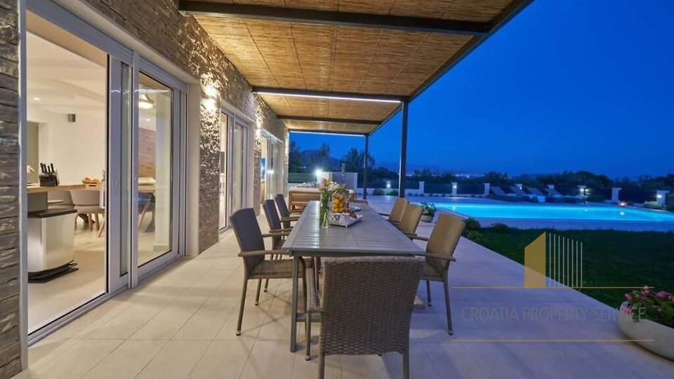 Luxurious one-story house with a beautiful view of the sea in Kaštela!