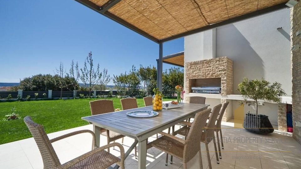 Luxurious one-story house with a beautiful view of the sea in Kaštela!