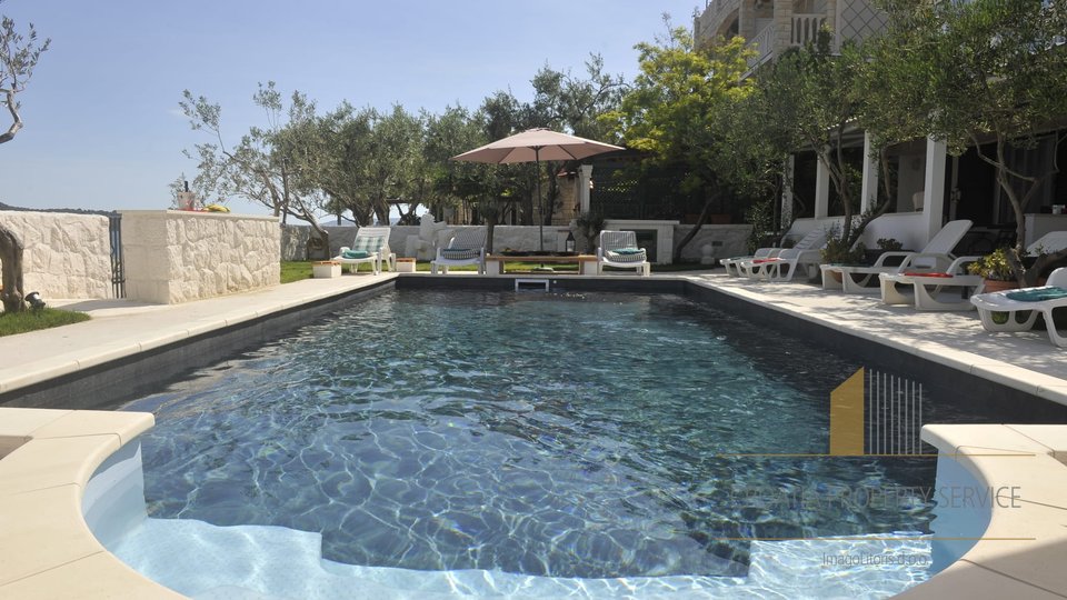 Exclusive sale! A beautiful villa with a pool, first row to the beach in Seget Donji!