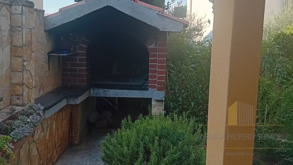 Luksuzna apartmanska kuća s prekrasnim pogledom 35 m od mora na Čiovu!