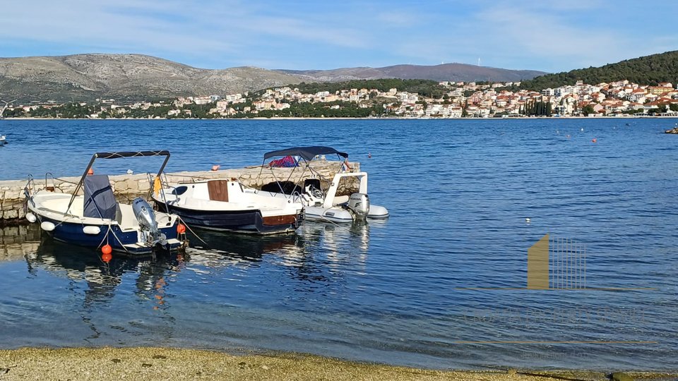 Luksuzna apartmanska kuća s prekrasnim pogledom 35 m od mora na Čiovu!