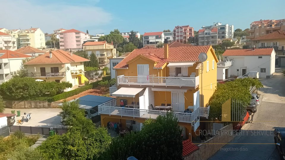 Luksuzna apartmanska kuća s prekrasnim pogledom 35 m od mora na Čiovu!