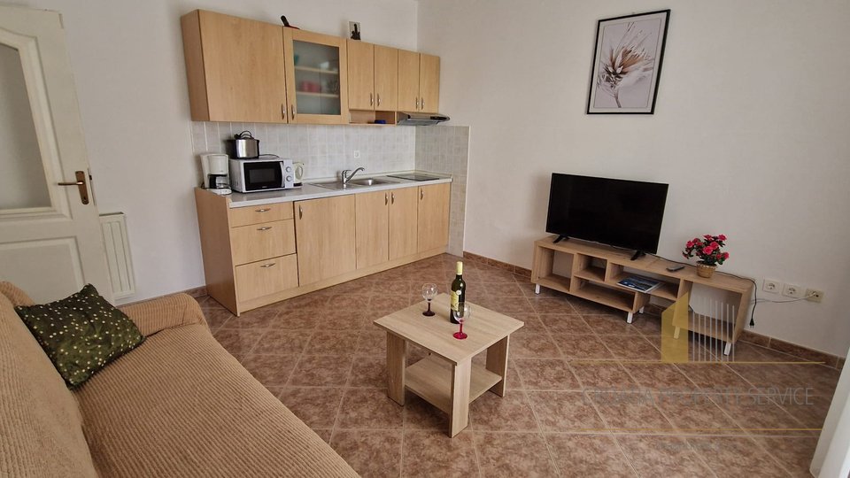 Luksuzna apartmanska kuća s prekrasnim pogledom 35 m od mora na Čiovu!