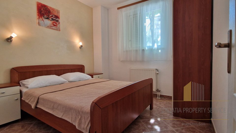 Luksuzna apartmanska kuća s prekrasnim pogledom 35 m od mora na Čiovu!