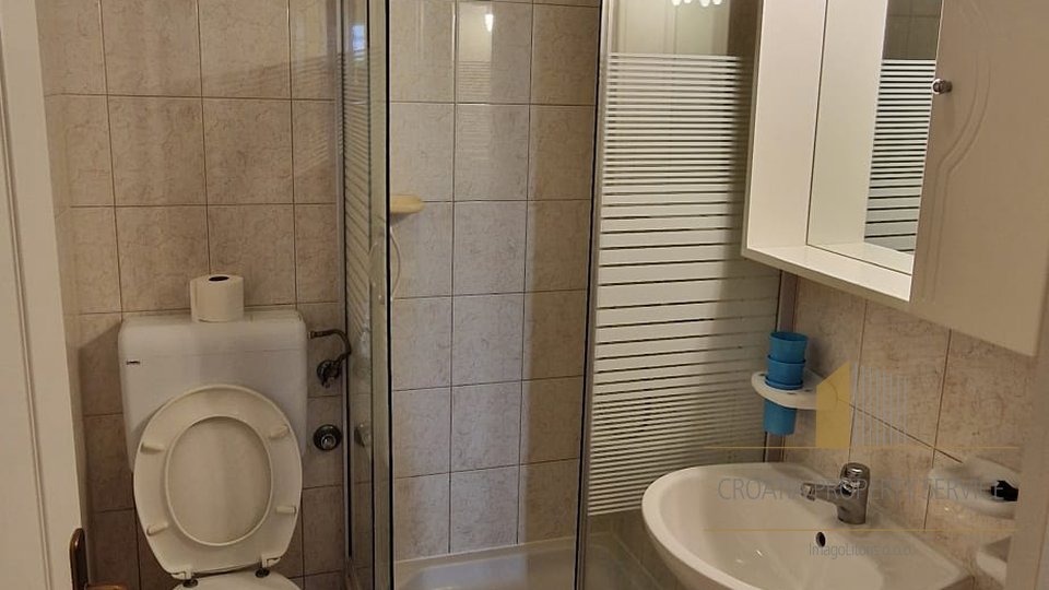 Luksuzna apartmanska kuća s prekrasnim pogledom 35 m od mora na Čiovu!