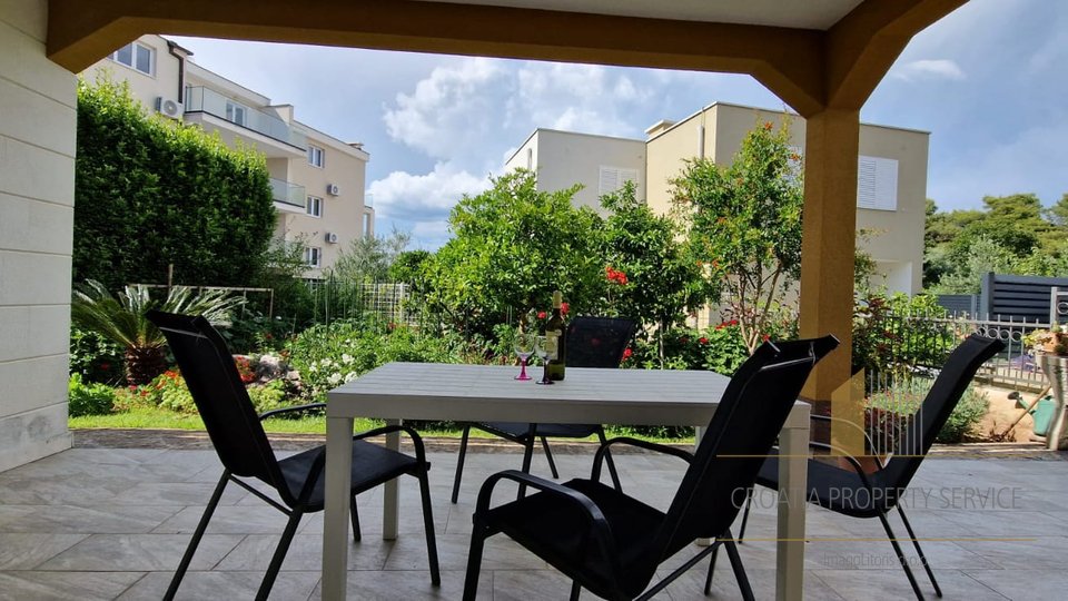 Luksuzna apartmanska kuća s prekrasnim pogledom 35 m od mora na Čiovu!