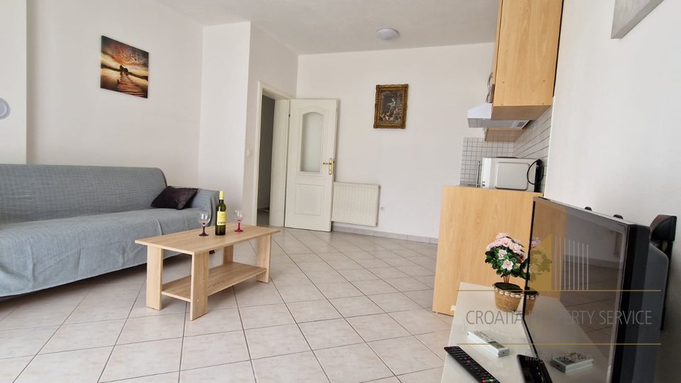 Luksuzna apartmanska kuća s prekrasnim pogledom 35 m od mora na Čiovu!