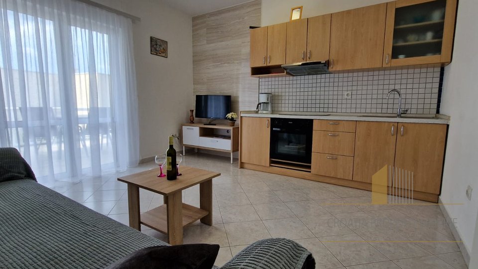 Luksuzna apartmanska kuća s prekrasnim pogledom 35 m od mora na Čiovu!