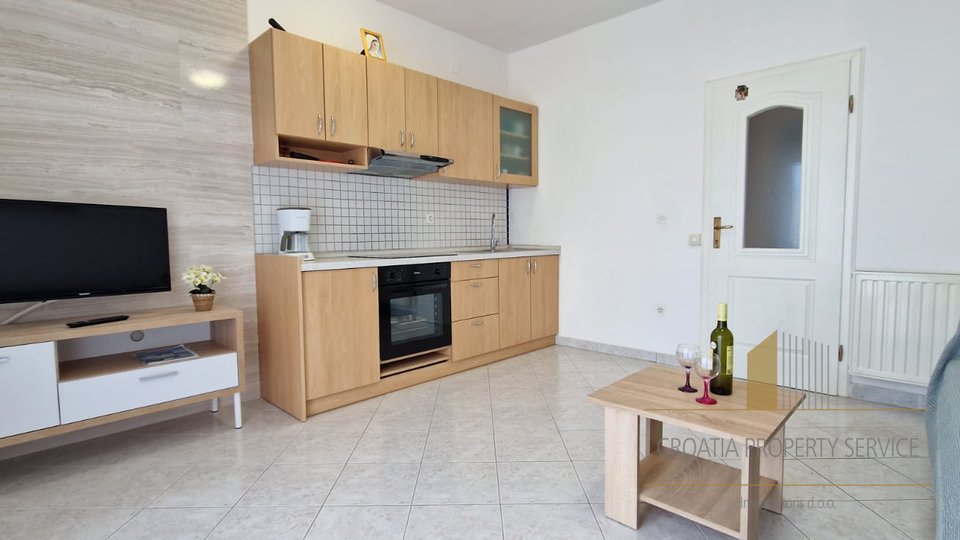 Luksuzna apartmanska kuća s prekrasnim pogledom 35 m od mora na Čiovu!