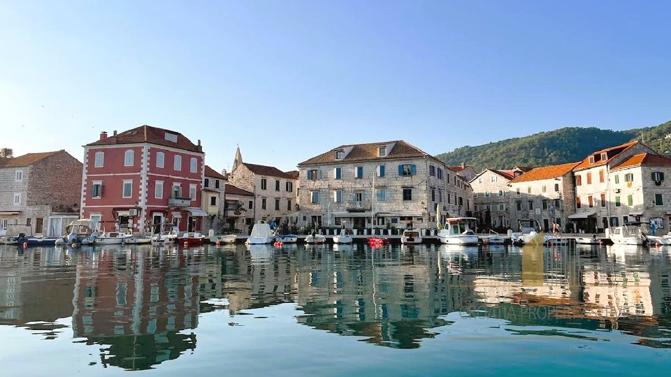 Kamena kuća s lođom u Starom Gradu, 90m od rive! Otok Hvar!