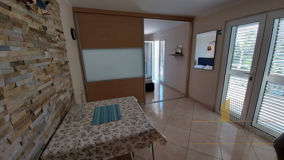 Predivna apartmanska kuća – Primošten, prvi red uz more!