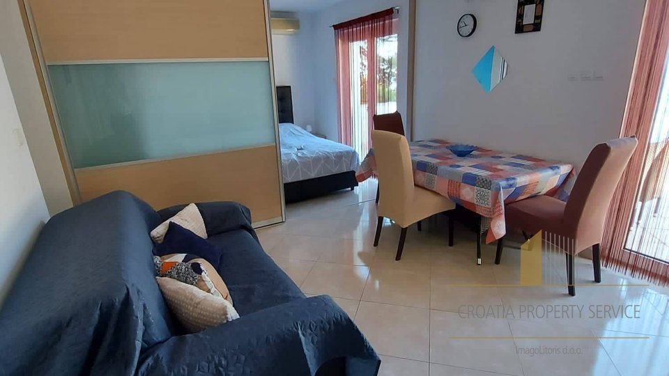 Predivna apartmanska kuća – Primošten, prvi red uz more!