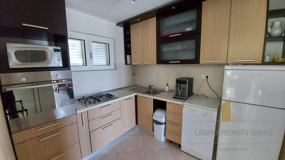 Predivna apartmanska kuća – Primošten, prvi red uz more!