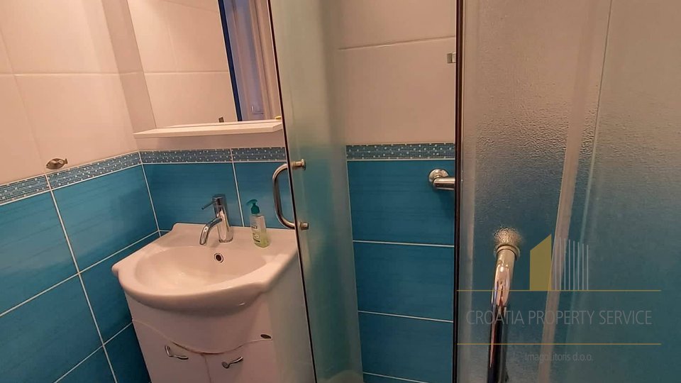 Predivna apartmanska kuća – Primošten, prvi red uz more!