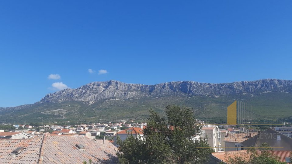 BEAUTIFUL, NEWLY RENOVATED HOUSE WITH SPACIOUS TERRACE FROM WHICH IS PROVIDED VIEW TO THE SEA, SPLIT, CIOVO AND KOZJAK MOUNTAIN! IN THE CENTER OF ONE FROM KAŠTELA!
