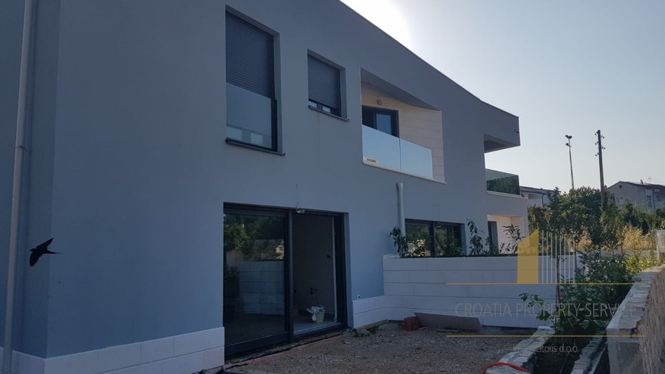 TWO-STOREY APARTMENT ON BEAUTIFUL LOCATION, 40 METERS FROM THE SEA IN VODICE!