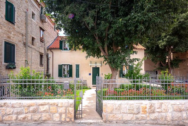 RENOVATED VILLA WITH A GARDEN IN THE CENTER OF SPLIT!