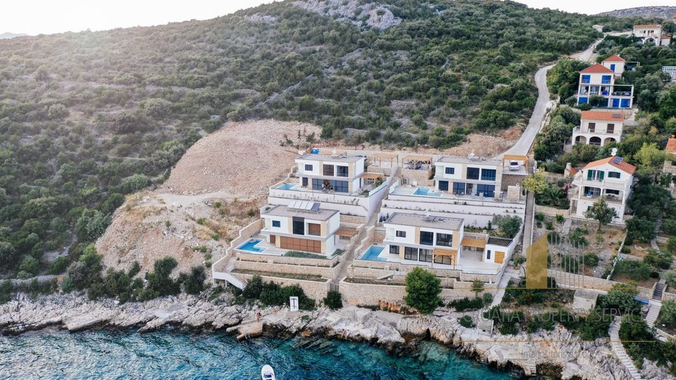 Četiri moderne vile s bazenima na nevjerojatno mirnom i lijepom mjestu, na periferiji Trogira!
