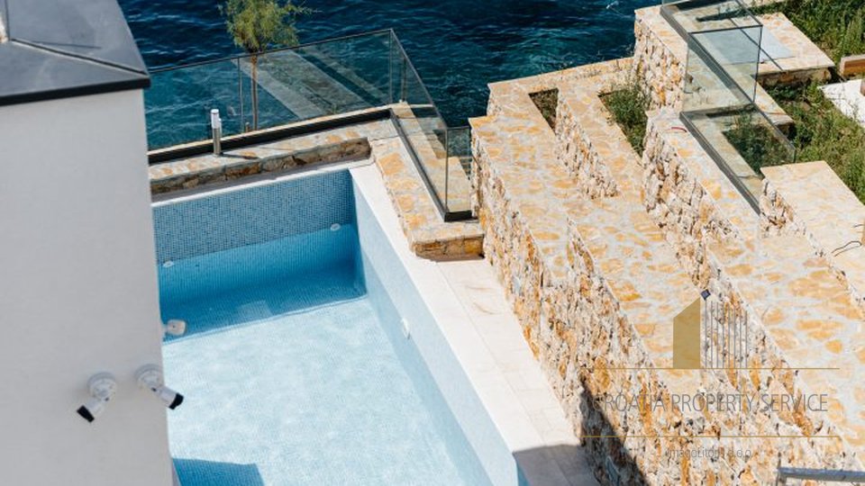 Četiri moderne vile s bazenima na nevjerojatno mirnom i lijepom mjestu, na periferiji Trogira!