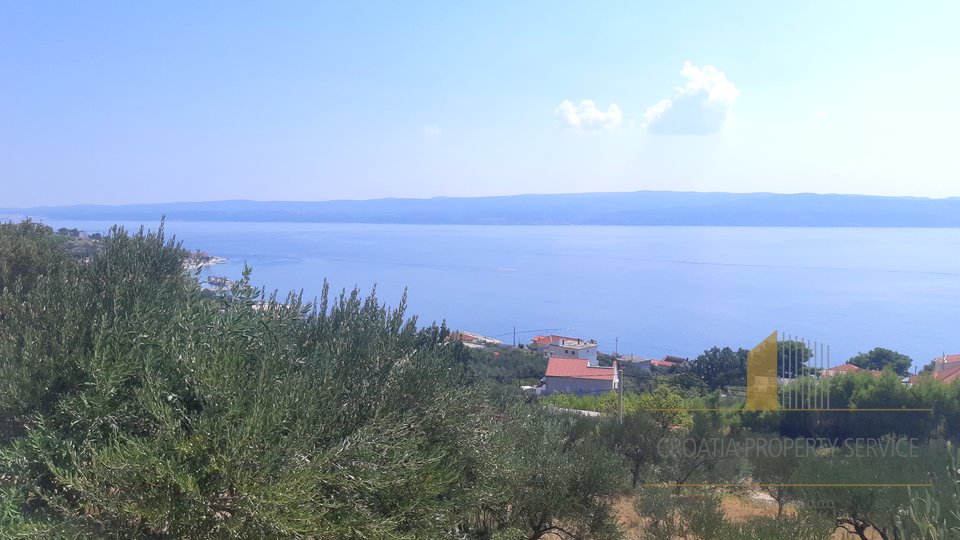 BUILDING LAND ACCOMMODATED ON THE HILL OF BEAUTIFUL OMIŠ AREA!