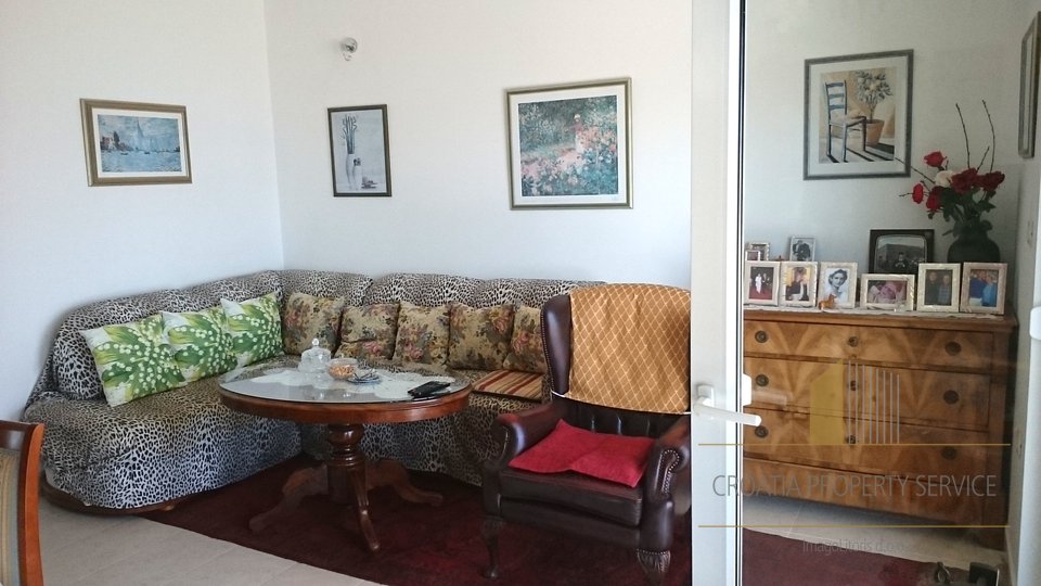 THREE BEDROOM APARTMENT WITH BEAUTIFUL OPEN VIEW LOCATED ON ŽNJAN AND WAITING FOR A NEW OWNER!