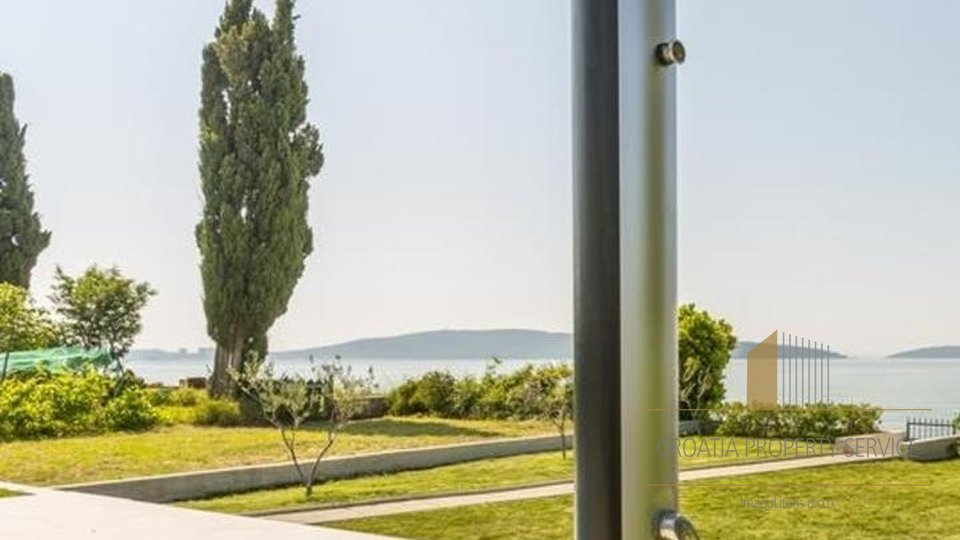 Advantageous land plot on the first line to the sea in Kastela!