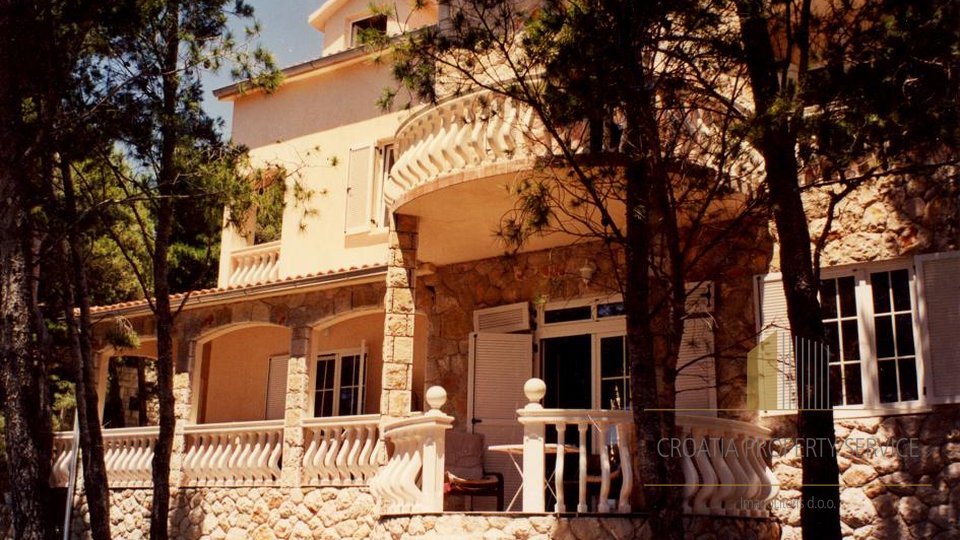 PREDIVNA VILLA SA MNOGO POTENCIJALA SA OTVORENIM POGLEDOM NA MORE!