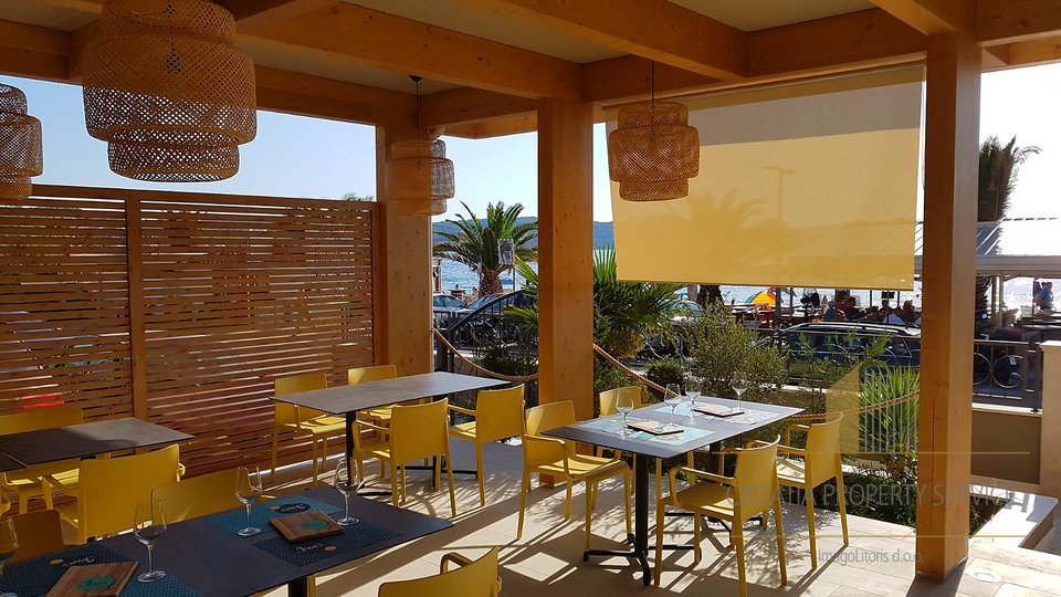 Чудесный дом с тремя апартаментами и хорошо зарекомендовавшим себя рестораном в первом ряду у пляжа - остров Чиово!