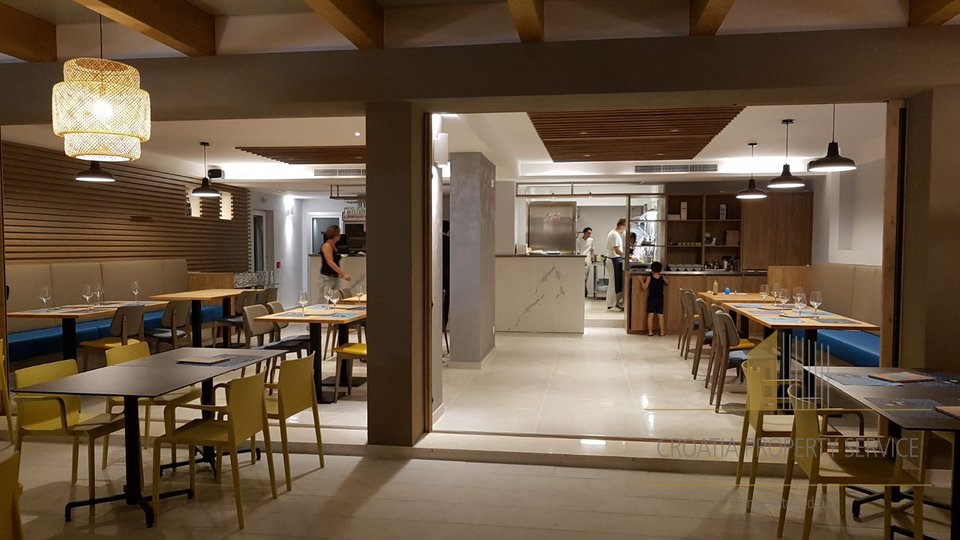 Чудесный дом с тремя апартаментами и хорошо зарекомендовавшим себя рестораном в первом ряду у пляжа - остров Чиово!