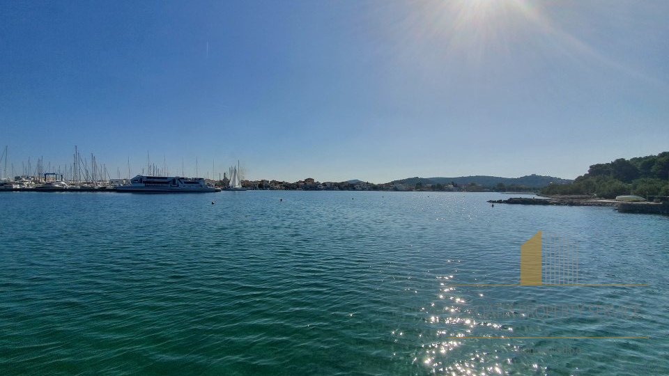 ON MURTER ISLAND IS LOCATED THIS APARTMENT HOUSE WITH A LARGE AREA OF 1800 M2! RIGHT NEXT TO THE BEACH!
