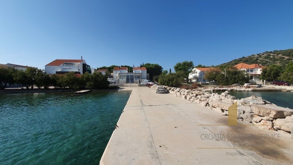 ON MURTER ISLAND IS LOCATED THIS APARTMENT HOUSE WITH A LARGE AREA OF 1800 M2! RIGHT NEXT TO THE BEACH!
