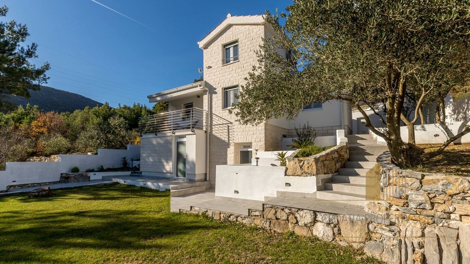 Eine einzigartige Villa in Alleinlage in der Nähe von Omis!