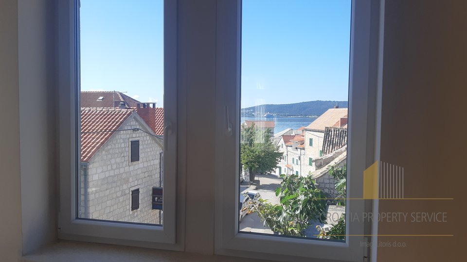 BEAUTIFUL, NEWLY RENOVATED HOUSE WITH SPACIOUS TERRACE FROM WHICH IS PROVIDED VIEW TO THE SEA, SPLIT, CIOVO AND KOZJAK MOUNTAIN! IN THE CENTER OF ONE FROM KAŠTELA!