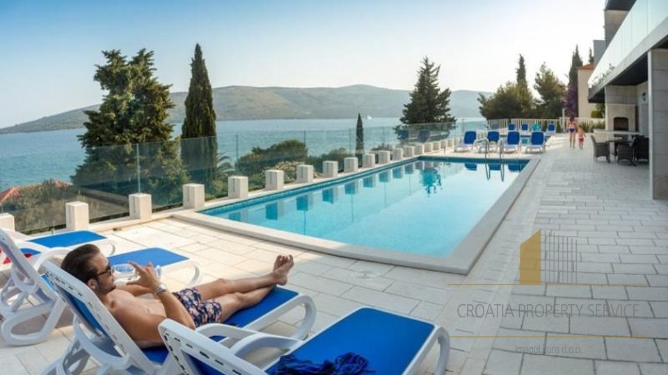Neues modernes Aparthotel in erster Meereslinie zum Verkauf in Kroatien in der Gegend von Trogir!
